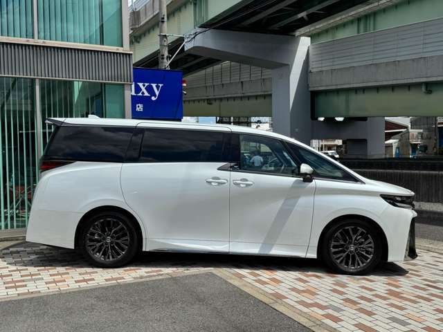 両側スライドドアは、狭い駐車場や乗り降りの多い場面でも大変便利な装備です☆彡左右どちらからでもスムーズに乗降できるため、ご家族連れや小さなお子様のいる方にも好評で、ンタッチでの開閉も可能になります☆彡