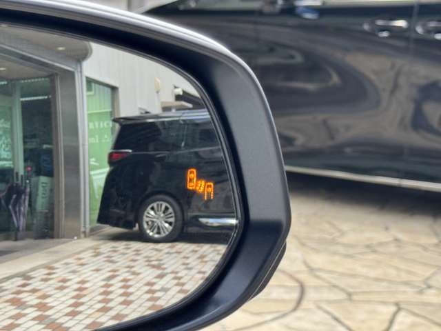 電動格納機能やブラインドスポットモニターが搭載☆電動格納ミラーは駐車時の衝突リスクを減らし、便利さを向上させております☆彡ブラインドスポットモニターは死角を監視し、車線変更時の安全をサポートします☆彡