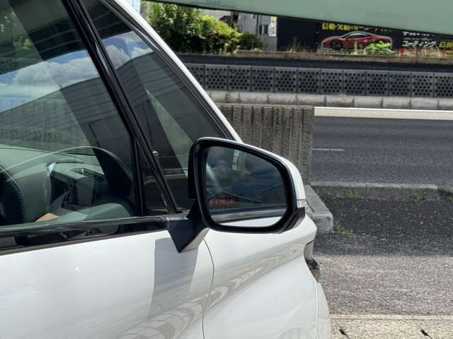 電動格納機能やブラインドスポットモニターが搭載☆電動格納ミラーは駐車時の衝突リスクを減らし、便利さを向上させております☆彡ブラインドスポットモニターは死角を監視し、車線変更時の安全をサポートします☆彡