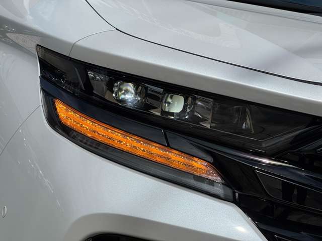 LEDライトは、明るく瞬時に点灯するため視認性が高く、省エネで長寿命☆彡デザイン面でも自由度が高く、車の顔をシャープかつ未来的に演出し、機能性と美しさを兼ね備えた魅力的な存在です！交換も承っております ☆