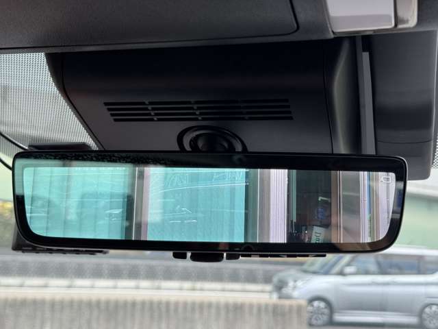後方の視界を確保するための重要な安全装備であり、運転中の状況判断を支えます☆彡近年では、従来の鏡面タイプに加え、車内カメラと連動したデジタルインナーミラーも登場し、夜間や悪天候時でも鮮明な映像です☆彡