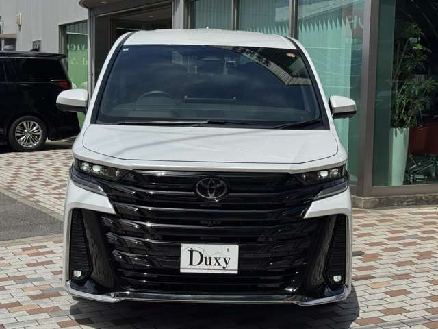 フロントはその車の「顔」として個性やブランドイメージを強く表現します☆彡グリルやヘッドライトのデザインが融合し、力強さや洗練された美しさを演出しており、印象的なフロントは走りの存在感を引き立てます☆彡