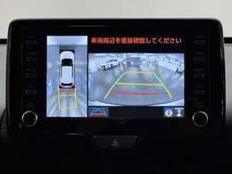 【パノラミックビューモニター】自車周辺をぐるりと俯瞰できるカメラで危険を察知。上空からの映像で自動車や障害物の位置が詳細に確認できるので、狭い駐車場でも安心して駐車できますね。