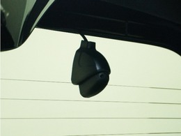 ◆この車にはリアにもドライブレコーダーを装備しております◆映像・音声などを記録する自動車用の装置です。　もしもの事故の際の記録はもちろん、旅行の際の思い出としてドライブの映像を楽しむことができます