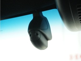 ◆ドライブレコーダー◆映像・音声などを記録する自動車用の装置です。　もしもの事故の際の記録はもちろん、旅行の際の思い出としてドライブの映像を楽しむことができます。