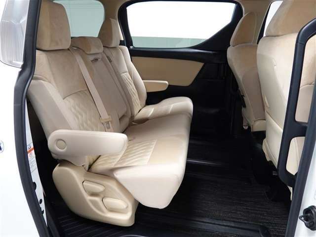 セカンドシートは3人乗車可能です。
