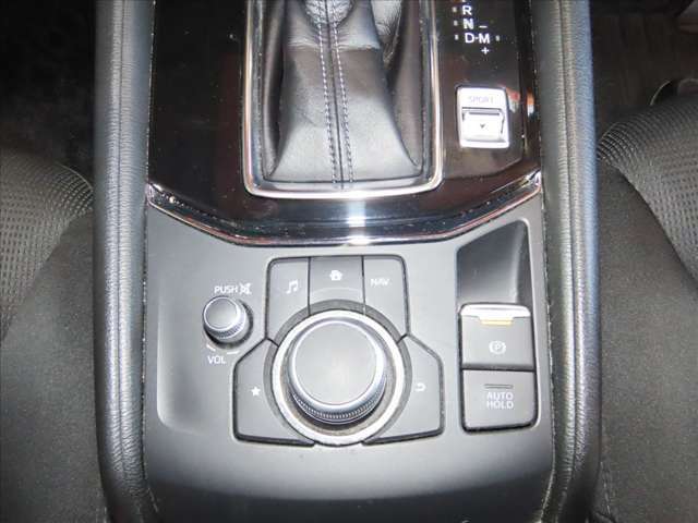 ミッションをスポーツモードに切り替えれば、アクセル操作に対して力強い加速が得られます。山道のワイディングロードや高速道路の合流など、様々な場面で使えます★☆★☆