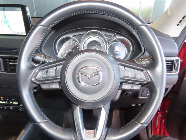 ハンドルの左側にはステアリングスイッチが設置されています。手元での楽々操作でオーディ系の操作がハンドルから手を放さずに可能です。また、ハンズフリー電話の設定も可能です★☆★☆