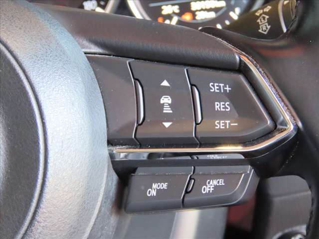 MRCC（マツダ・レーダー・クルーズ・コントロール）高速道路などで運転者がアクセルやブレーキを操作することなく、設定した速度での定速走行や前方車との車間距離を保つよう自動で車速をコントロールします。