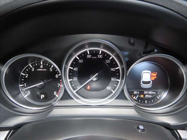 一見するとシンプルでオーソドックスな配置ですが、精緻な作りと高い質感がドライバーを魅了するメーターパネルです。長く使用しても飽きの来ない普遍的な機能美をぜひ、体感してください！