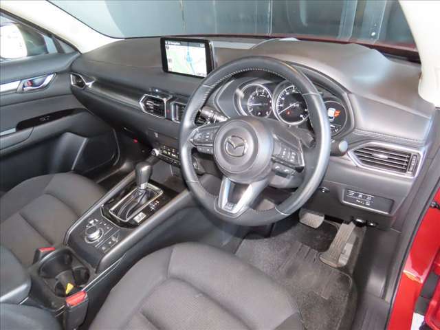 ブラックを基調とした美しい造形と精緻な作り込みが特徴のインパネ回りです。運転席に座り、ハンドルを握れば、どんな景色を見せてくれるのか、ワクワクが止まりません！