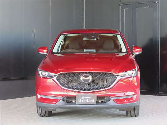 「魂動デザイン」を踏襲したスタイリッシュで上品さを兼ね備えたフロントビューです。人気のソウルレッドがより精悍で重厚感を際立たせています。あらゆる場面で、その佇まいが絵になるCX-5です★☆★☆