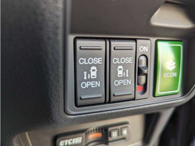 乗り降り便利な両側電動スライドドア！運転席やリモコンキーのスイッチから開閉操作が可能です。