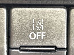 【車線逸脱警報】道路上の白（黄）線を認識し、意図せず走行中の車線からはみ出しそうになった時、メーター内の警告灯とブザーで注意喚起してくれる安心・安全機能です♪