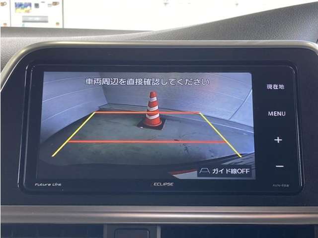 バックモニター付きです。車の後方に小型カメラが付いており、バックする際の後方の様子をモニター上に表示します。