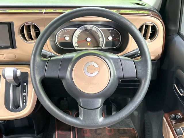 インテリアに合わせたデザインのステアリングは、運転される方のことも考え、運転しやすい形状、大きさです。是非一度、実際に触ってお確かめください。