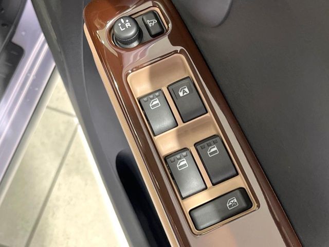 【電動格納ミラー】サイドミラーは電動格納式となっており、狭い駐車場でもキズがつくリスクを抑えられます。
