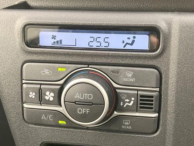 【オートエアコン】一度お好みの温度に設定すれば、車内の温度を検知し風量や温度を自動で調整。暑い…寒い…と何度もスイッチ操作をする必要はありません。快適な車内空間には必須の機能ですね♪