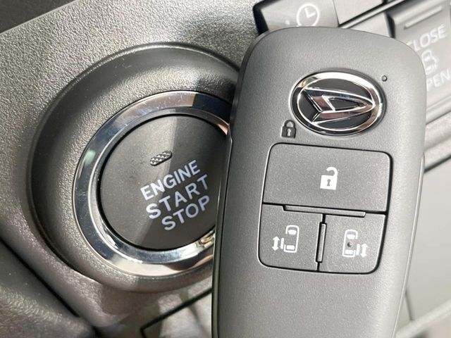 【キーフリーシステム】カバンやポケットに入れたままでもドアの施錠・解錠が可能なスマートキーを装備。エンジンのオン・オフ時もカギを取り出す必要が無いからとっても便利です♪