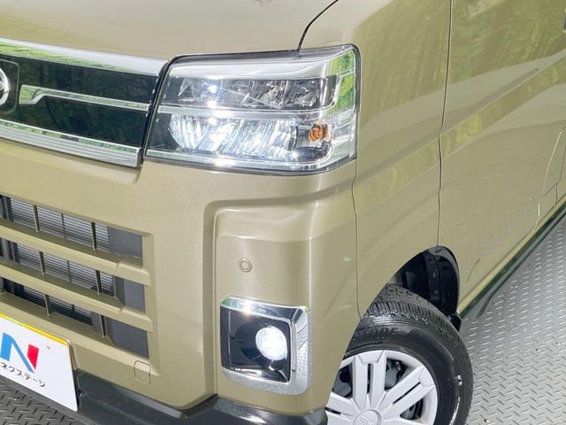 【LEDヘッドライト】悪天候や夜間走行時も良好な視界を確保し安心して運転できる高輝度LEDヘッドライトを装備！点灯速度が早く、消費電力も抑えられています。