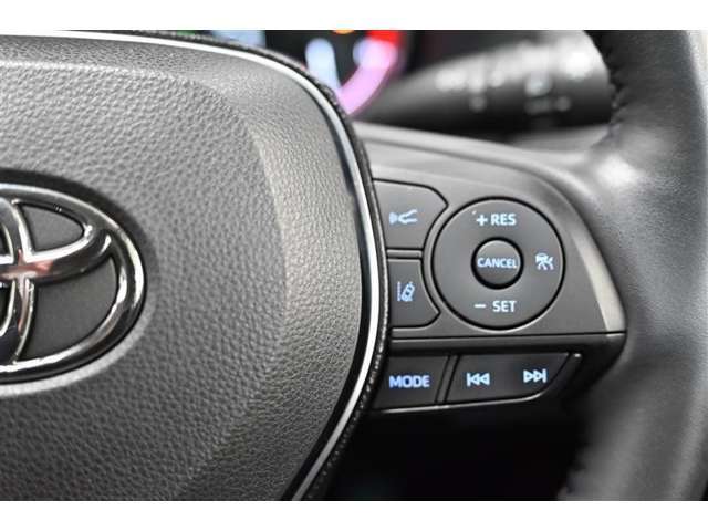 レーダークルーズコントロール(全車速追従機能付)付きです。車速に応じて追従支援してくれるので、ロングドライブも快適です。詳細は販売店スタッフまでおたずねください。