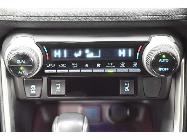 左右独立温度コントロールフルオートエアコンです。運転席、助手席それぞれで独立して温度設定ができます。冷え性の方が乗っても安心ですね♪