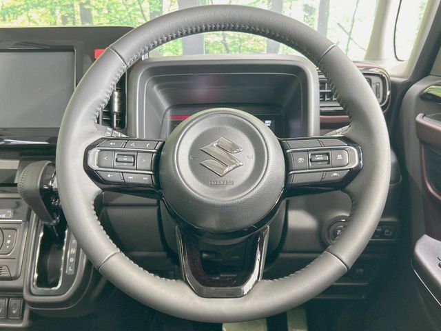 【純正革巻きステアリング】上質な革を使用することで、手にしっかり馴染みとても運転しやすいハンドルです♪