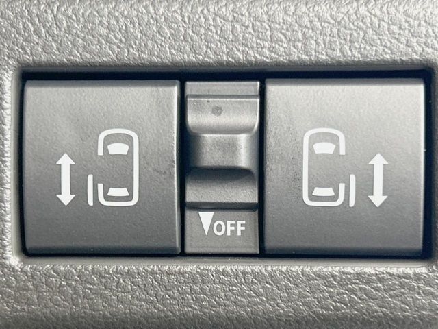 【両側パワースライドドア】スマートキーや運転席のスイッチで後席両側スライドドアの開閉が可能♪電動だから力を入れてドアを開ける必要が無く、小さなお子様でも簡単に開け閉めでき快適です♪