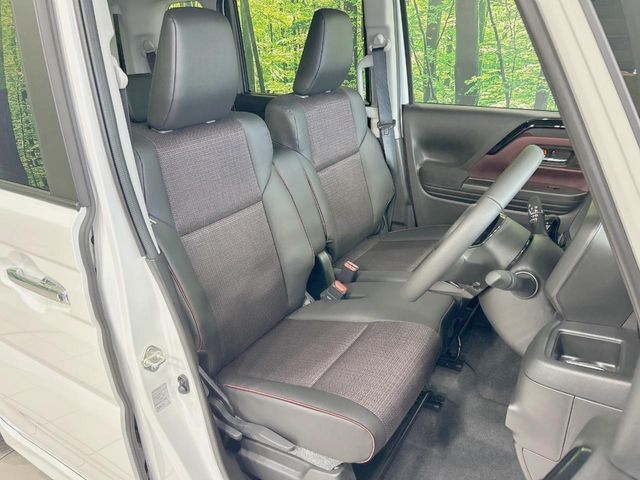 運転席まわりには十分なスペースがあり、大柄な方でもゆったり運転していただける環境です。