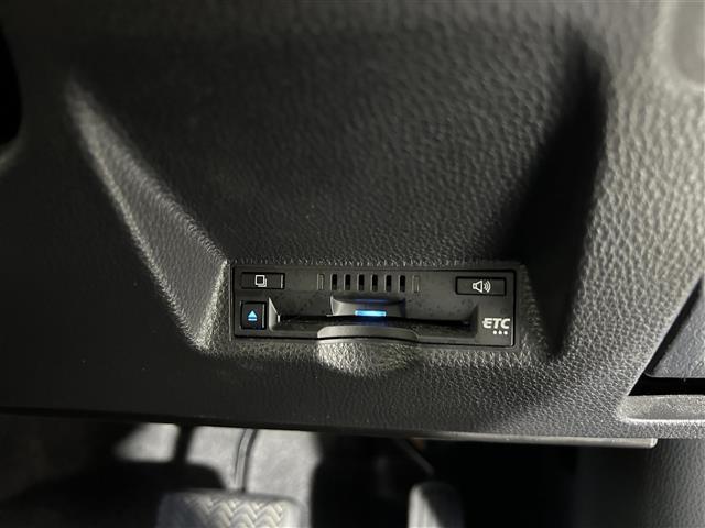 【ETC】有料道路を利用する際に料金所で停止することなく通過できる、ETC車載器（ノンストップ自動料金収受システム機器）が装備されています。セットアップを行うことで利用可能になります。