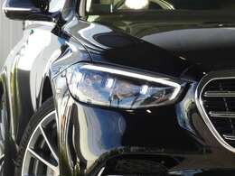 最先端のDIGITALライトが迫力有るエクステリアを演出！！　室内はお洒落なベージュナッパレザーにパノラミックスライディングルーフ、アクティブアンビエントライト、