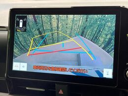 【バックカメラ】駐車時に後方がリアルタイム映像で確認できます。大型商業施設や立体駐車場での駐車時や、夜間のバック時に大活躍！運転スキルに関わらず、今や必須となった装備のひとつです！