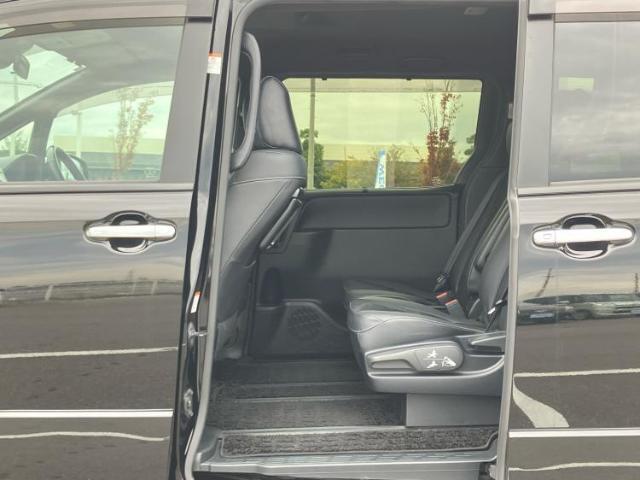 WECARSでは各商談席に大型モニターをご用意しております！見やすい大画面でゆったりと全国の在庫をご覧いただけます！是非ご来店お待ちしております！