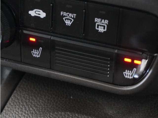 ◆シートヒーター装備◆　寒い季節にピッタリなのが、このシートヒーター！寒い季節もシートヒーターが体を温めてくれます。寒い季節もドライブが楽しくなります。