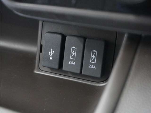 USB接続、スマートフォンの充電等にも便利なUSBチャージャー！使いやすい場所に装備されています。