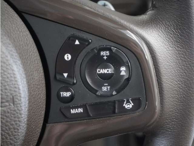 【アダプティブクルーズコントロール】予め設定した車速内でクルマが自動的に加減速。前走車との適切な車間距離を維持しながら追従走行します。【LKAS】車線維持支援システムでステアリング操作を支援。