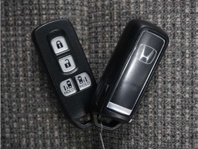 ◆スマートキー◆カギをバッグやポケットに入れたままでもドアロックの開閉ができる『スマートキー』付き！雨天や暗くなってもカギを取り出す必要がなくドアの開錠＆エンジンも始動できます