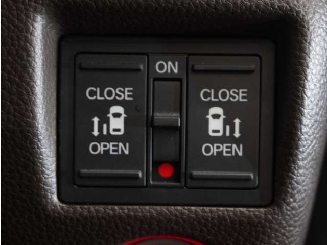 ◆両側電動スライドドア◆狭い駐車場でも乗り降りが楽々♪お子様が隣の車にドアを当ててしまう心配もございません！小さなお子様連れの方もこれで安心。