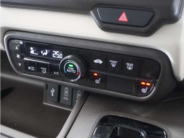 ◆オートエアコン装備◆　お好みの温度を設定をするだけで、後は、自動で風量を調節してくれます！快適にドライブが楽しめます。