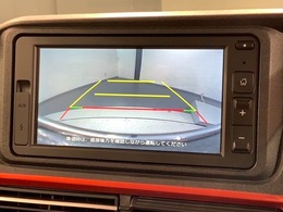 リバースギアに入れるだけで後方の表示へ切り替わります。夜間や雨の日の駐車も楽になりますよ。