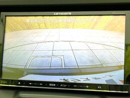 【バックカメラ】駐車時に後方がリアルタイム映像で確認できます。大型商業施設や立体駐車場での駐車時や、夜間のバック時に大活躍！運転スキルに関わらず、今や必須となった装備のひとつです！