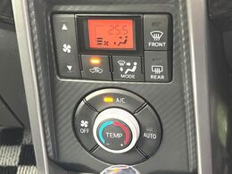 【オートエアコン】一度お好みの温度に設定すれば、車内の温度を検知し風量や温度を自動で調整。暑い…寒い…と何度もスイッチ操作をする必要はありません。快適な車内空間には必須の機能ですね♪