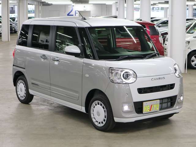 雨が降ってもゆったりと車選びができる全天候型立体展示場！エスカレーター完備！