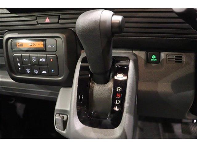 ステアリングホイールからスムーズに持ちかえられるインパネシフトを採用。