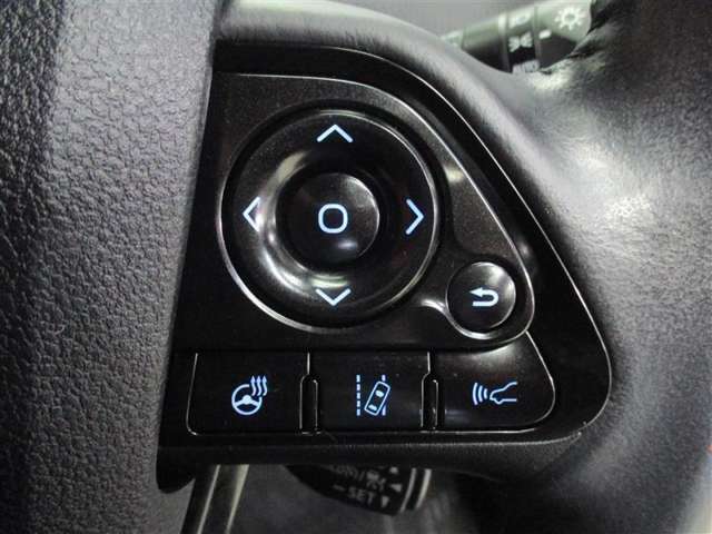 ステアリングスイッチ右側には、マルチインフォメーションディスプレイ表示切替、車間距離切り替え、 レーンディパーチャーアラート、ステアリングヒーターを搭載しています。