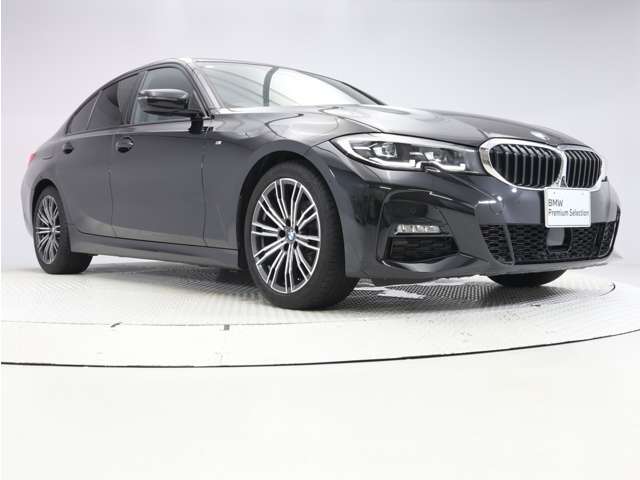 4灯ライト、キドニーグリルそしてエンブレムと、BMWの伝統を現代に引き継いでなお、新しく雄々しいフェイスですね☆