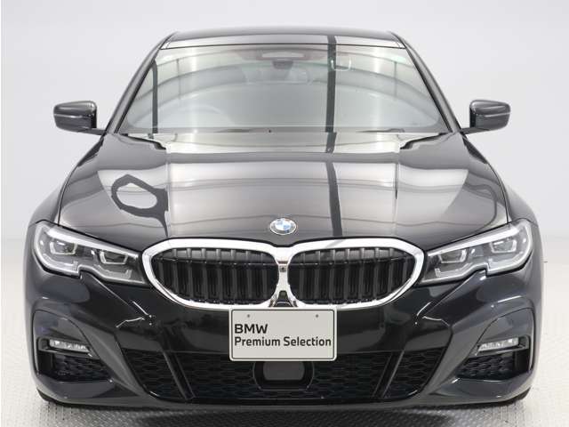 ♪BMWの代名詞といえるキドニー・グリル、一目でそれと分かる精悍な顔立ち。ホフマイスターキンクやキャラクターラインと呼ばれる側面デザインにより前傾姿勢を強調したスタイルは、走りを重視したBMWならでは