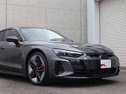 衝突軽減ブレーキ機能やクルーズコントロールの車間距離の制御を兼ねたセンサーが運転中は常時周囲を見張ります。