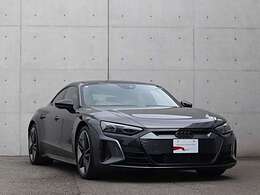 ●サイドラインはフロントからリヤまで伸びる一直線の水平ラインを基調とした上品なデザインです。リヤデザインは厚みがあり、後続車のドライバーに、安定感、重厚感を感じさせるAudiらしいデザインです。