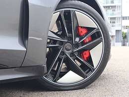 ●オシャレは足元から。サスペンションは硬すぎずしなやかな乗り心地に貢献しています。さらにローアンドワイドの佇まいがスポーティ！